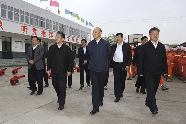 4月19日，国家林业局副局长李树铭一行视察赞皇县森林消防火队，副省长沈小平陪同。.jpg