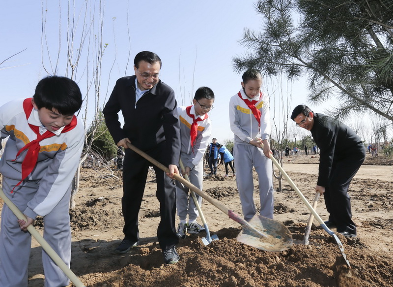 这是李克强在植树。新华社记者 丁林 摄