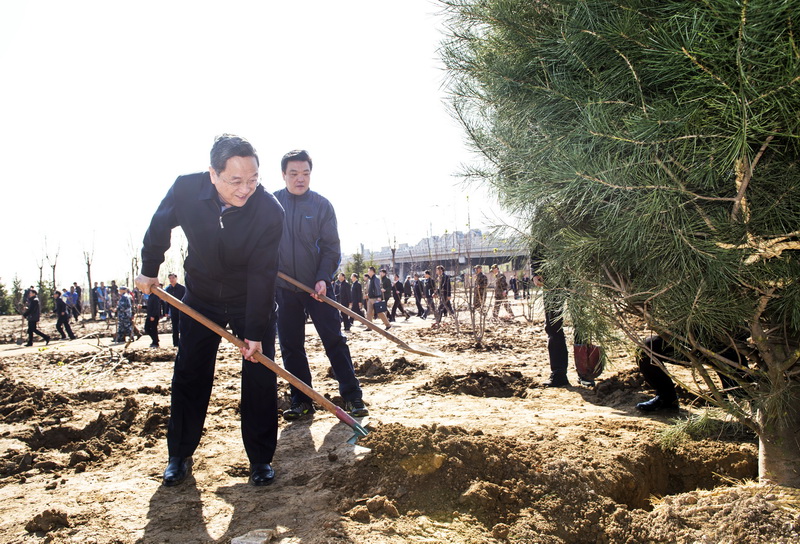 这是俞正声在植树。新华社记者 谢环驰 摄